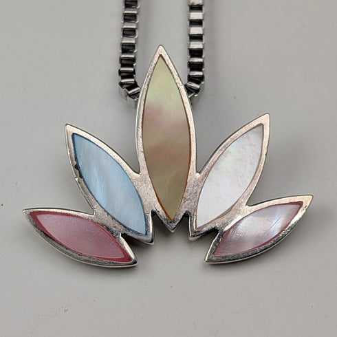 Vintage sterling silver base, five-color mother-of-pearl flower-shaped pendant with necklace